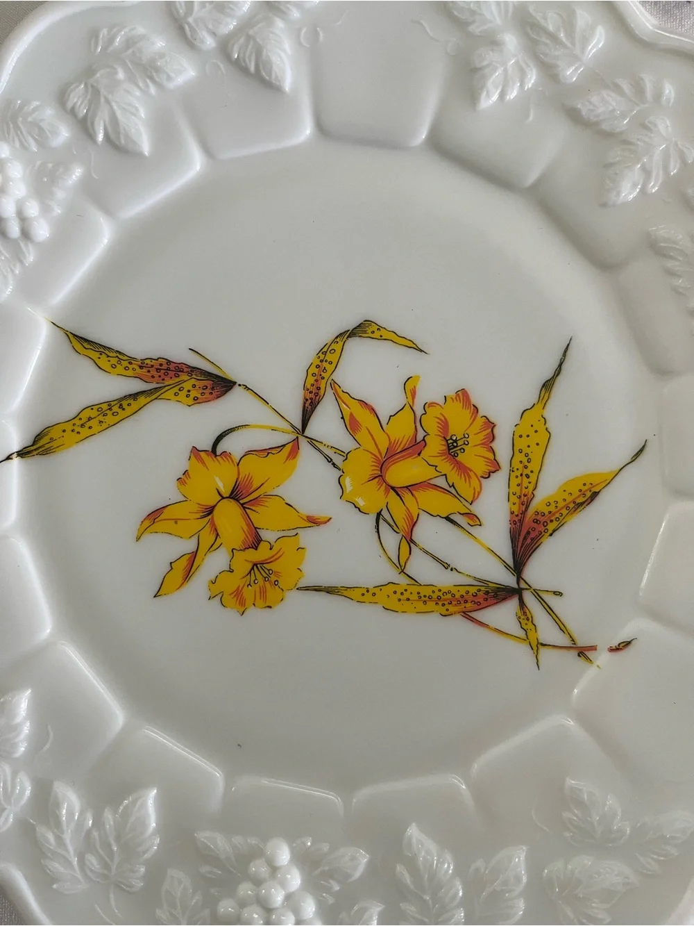 Westmoreland daffodil hand painted plate